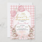 Pink Coquette Gingham Twin Bunnies Baby Shower 招待状 (正面)