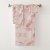 Pink Feathers Delicate White Monogrammed バスタオルセット (インサイチュ)