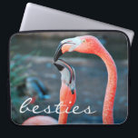 Pink Flamingo Bird Friendsフォトベスティーススクリプト ラップトップスリーブ<br><div class="desc">フラミンゴは仲間とおもしろいを持てないとお気に入りの誰が言う？スマイルこれを使用する素晴らしと、2つのピンクのフラミンゴのカラフル写真ネオプレン遊ラップトップスリーブを写真のまわりに。この来ラップトップスリーブは15インチ、13インチ、10インチの3つのサイズ。友達素晴らしに贈り物を最高のする！あなたは簡単にこのネオプレンラップトップスリーブをパーソナライズすることができ、私はまた、任意の製品にカスタマイズを提供する。質問や要望があれば私に連絡して下さい。</div>