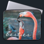 Pink Flamingo Bird Friendsフォトベスティーススクリプト ラップトップスリーブ<br><div class="desc">フラミンゴは仲間とおもしろいを持てないとお気に入りの誰が言う？スマイルこれを使用する素晴らしと、2つのピンクのフラミンゴのカラフル写真ネオプレン遊ラップトップスリーブを写真のまわりに。この来ラップトップスリーブは15インチ、13インチ、10インチの3つのサイズ。友達素晴らしに贈り物を最高のする！あなたは簡単にこのネオプレンラップトップスリーブをパーソナライズすることができ、私はまた、任意の製品にカスタマイズを提供する。質問や要望があれば私に連絡して下さい。</div>