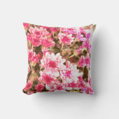 Pink Floral Bloom Pattern – Soft Botanical Design クッション (正面)