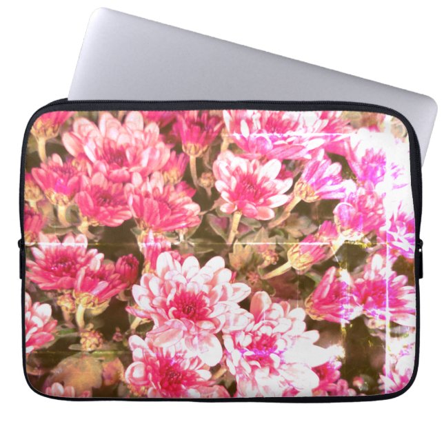 Pink Floral Bloom Pattern – Soft Botanical Design ラップトップスリーブ (正面)