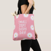 Pink Floral Inspiration – Small Steps Every Day トートバッグ (クローズアップ)