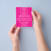Pink Flyerのビジネス新製品またはサービス チラシ (手)