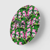 Pink Frog On Green Leaf Pattern Design ラウンド壁時計 (傾斜)