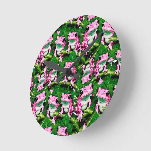 Pink Frog On Green Leaf Pattern Design  ラウンド壁時計 (傾斜)