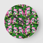 Pink Frog On Green Leaf Pattern Design  ラウンド壁時計 (正面)