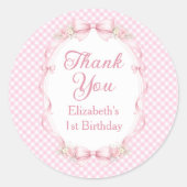 Pink Gingham Bow First Birthday Thank You Sticker ラウンドシール (正面)