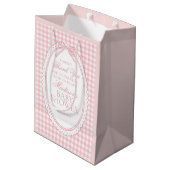 Pink Gingham Coquette Bow Baby Shower Favors ミディアムペーパーバッグ (裏面アングル)