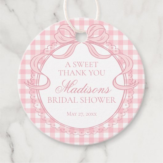 Pink Gingham Coquette Bow Bridal Shower Circle フェイバータグ (正面)