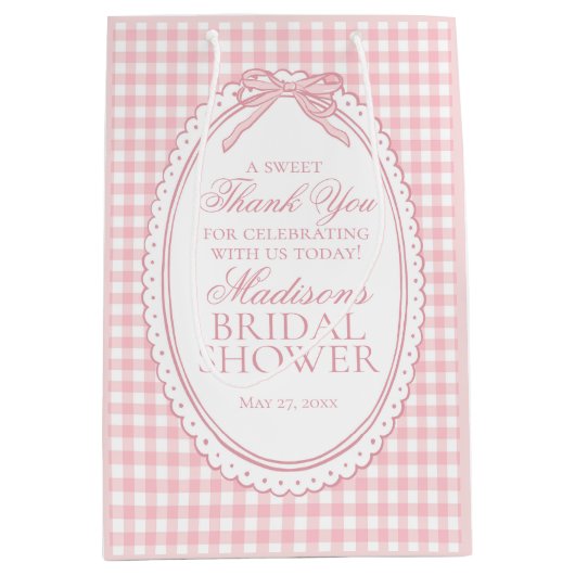 Pink Gingham Coquette Bow Bridal Shower Favors ミディアムペーパーバッグ (正面)