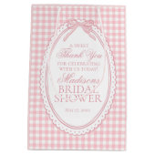 Pink Gingham Coquette Bow Bridal Shower Favors ミディアムペーパーバッグ (裏面)