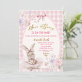 Pink Gingham Easter Some Bunny Floral Baby Shower 招待状 (スタンド正面)
