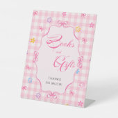 Pink Gingham Floral Baby Shower Books and Gifts 台座サイン (正面)