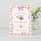 Pink Gingham Plaid Daisy Bee Birthday Invitation 招待状 (スタンド正面)