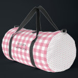 Pink Gingham Polkadot Vintage Personalized  ダッフルバッグ<br><div class="desc">Beautiful pink and white gingham pattern on front and back with pink and white polkadot accent on ends of this duffel bag design.  Add your name to personalize for gym or yoga activities.  Perfect for the girly girl who loves sweet vintage patterns.</div>