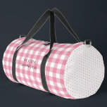 Pink Gingham Polkadot Vintage Personalized  ダッフルバッグ<br><div class="desc">Beautiful pink and white gingham pattern on front and back with pink and white polkadot accent on ends of this duffel bag design.  Add your name to personalize for gym or yoga activities.  Perfect for the girly girl who loves sweet vintage patterns.</div>