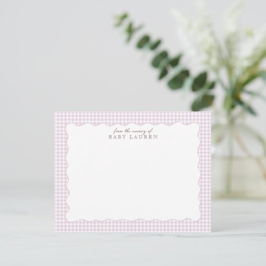 Pink Gingham Preppy Wavy Frame Nursery Note Card 招待状 (スタンド正面)