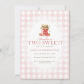 Pink Gingham Two Sweet Strawberry Birthday 招待状 (正面)