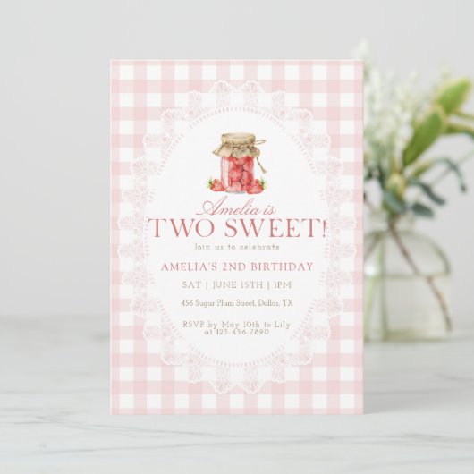 Pink Gingham Two Sweet Strawberry Birthday 招待状 (スタンド正面)