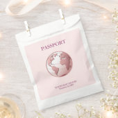 Pink Globe Passport Travel Baby Shower フェイバーバッグ (クリップ留めされた状態)
