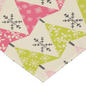 Pink & green Christmas trees with snowflakes ショートテーブルランナー (コーナー)