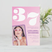 Pink Groovy 37th誕生日招待状レトロ写真 招待状 (スタンド正面)