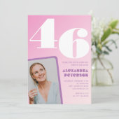 Pink Groovy 46th誕生日招待状レトロ写真 招待状 (スタンド正面)