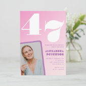 Pink Groovy 47th誕生日招待状レトロ写真 招待状 (スタンド正面)