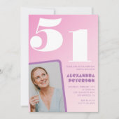 Pink Groovy 51歳の誕生日招待状レトロ写真 招待状 (正面)