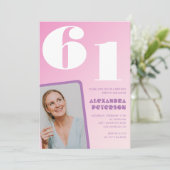 Pink Groovy 61th誕生日招待状レトロ写真 招待状 (スタンド正面)
