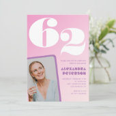 Pink Groovy 62nd誕生日招待状レトロ写真 招待状 (スタンド正面)