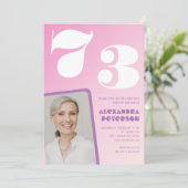 Pink Groovy 73歳の誕生日招待状レトロ写真 招待状 (スタンド正面)