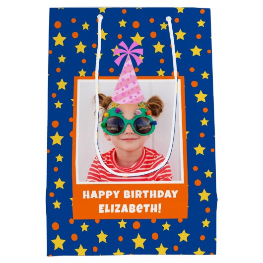 Pink Hatパーソナライズされた付きキッドフォトハッピーバースデー ミディアムペーパーバッグ (裏面)