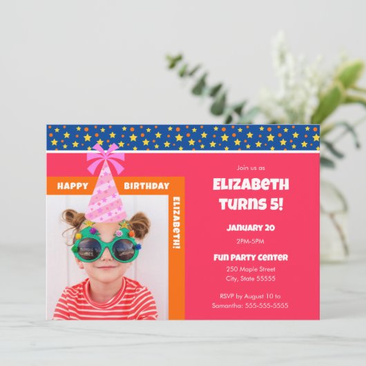 Pink Hatパーソナライズされた付きキッドフォトハッピーバースデー 招待状 (スタンド正面)
