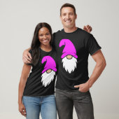 Pink Hat Christmas Gnome Tシャツ (ユニセックス)