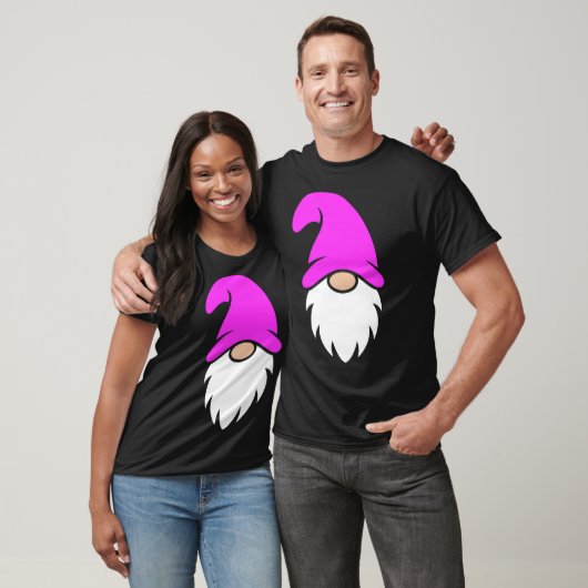 Pink Hat Christmas Gnome Tシャツ (ユニセックス)