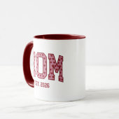 Pink Heart Mom Est Year Varsity Design マグカップ (正面左)