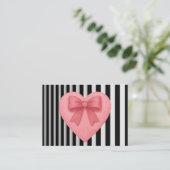 Pink heart with bow black&white striped background エンクロージャーカード (スタンド正面)