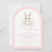 Pink Little Bunny Gingham Arch Baby Shower 招待状 (正面)
