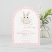 Pink Little Bunny Gingham Arch Baby Shower 招待状 (スタンド正面)
