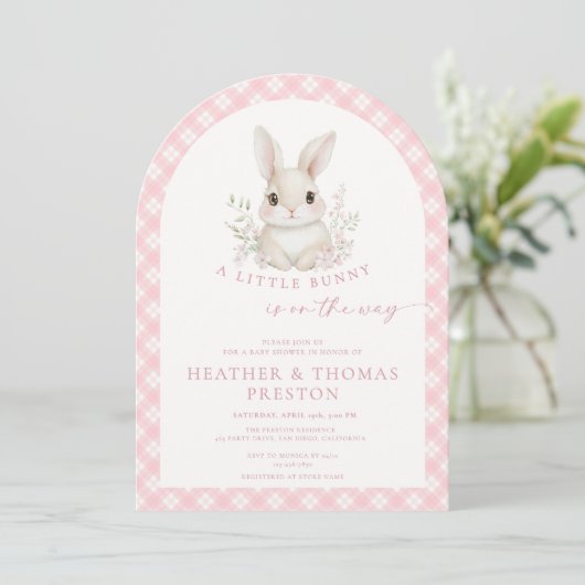 Pink Little Bunny Gingham Arch Baby Shower 招待状 (スタンド正面)