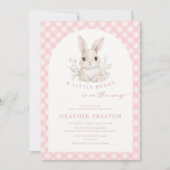 Pink Little Bunny Gingham Arch Baby Shower 招待状 (正面)
