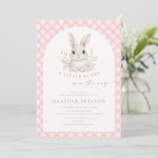 Pink Little Bunny Gingham Arch Baby Shower 招待状 (スタンド正面)