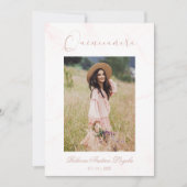 Pink Marble Effect Minimalist Spanish Quinceañera 招待状 (正面)