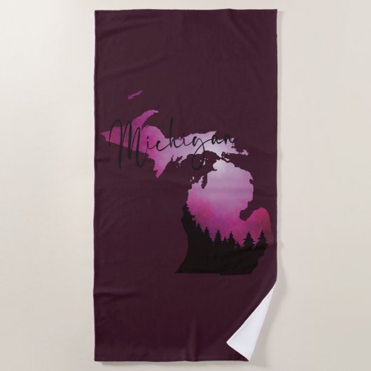 Pink Michigan State Map Pine Forest Camping Trip ビーチタオル (正面)