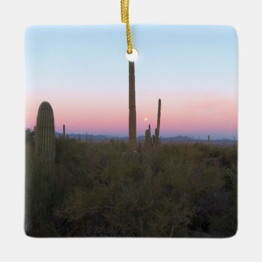 Pink Moon over Saguaro at Sunrise セラミックオーナメント (正面)