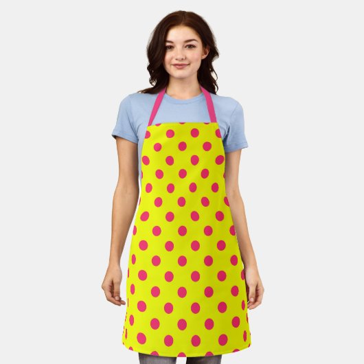Pink On Yellow Polka Dots Pattern Design  エプロン (着用した状態)