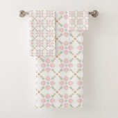 Pink petal and pastel triangle tile pattern on whi バスタオルセット (インサイチュ)