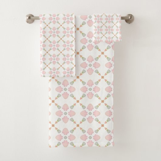 Pink petal and pastel triangle tile pattern on whi バスタオルセット (インサイチュ)